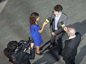 家族がアドリブでテレビクルーに大変身!?おままごとをする娘に取材し始めたノリノリ愉快な「最高の家族」が話題に