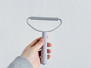 【キャンドゥ】買わなきゃ損！衣類やラグを長持ちさせる110円の万能ブラシ