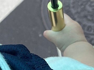 【9.2万人が悶絶】傘を一緒に持ってくれた生後8カ月の娘。ママを手伝う優しい小さな手が「愛おしすぎる」