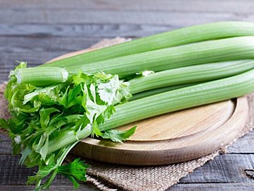 【旬食材】セロリは「でこぼこ」と「なめらか」どっちを選ぶ？野菜ソムリエが解説