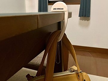 【ダイソー】その荷物、置き場に困ってませんか？バッグのお助け便利グッズ２選