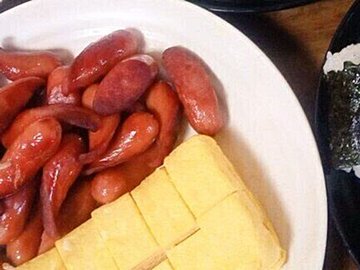 これぞ究極の”ながら飯”!?週に一度の特別な日のために用意されたごはんが「最高すぎる」と14万いいね