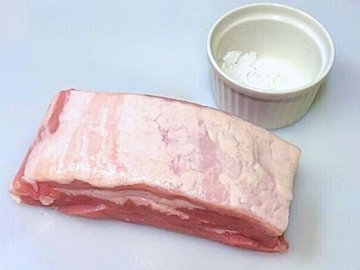 豚肉に塩を振るだけ！特売の豚肉も格段においしくなる保存法を調理師が伝授