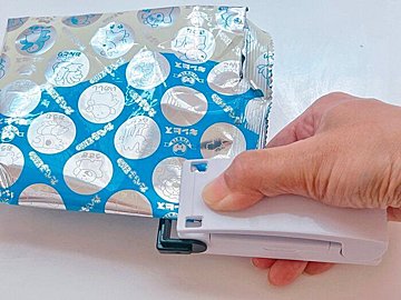 お菓子が湿気てしまうこともなくなる!?ダイソーのイージーシーラーがとても便利