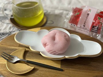 【セブン新商品】のび〜るやわやわおもちと苺クリームのプチプチ食感が絶妙！「苺クリーム大福」