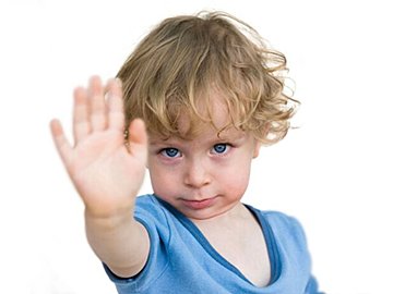 余裕を感じられる2歳児のイヤイヤ期ポーズに「大物の予感」「かっこいい！」の声集まる