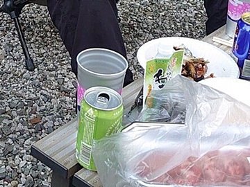 飼い主がバーベキュー中、「自然とそこにいるポメラニアン」に16万いいね!!椅子にすっぽりおさまり、超リラックスモードで参加する姿にほっこり！