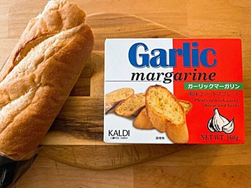 【カルディ】「ガーリックマーガリン」に夢中！パンにつけるだけじゃない使い道もあってコスパ高すぎ