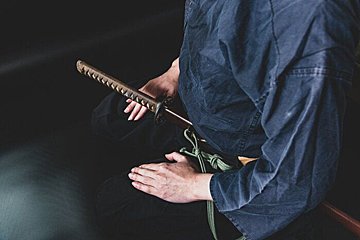 「矜持」とはどんな意味？語源や読み方、使い方を徹底解説