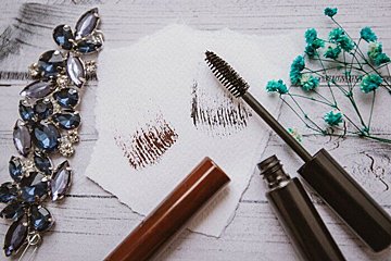 「とりあえず黒」は古い！40代にぴったりな大人の“カラーマスカラ”