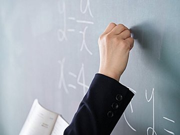 「学校崩壊」ってどういうこと？「教師不足」は約2500人