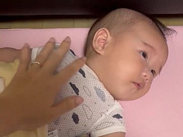 ママのトントンだけでスヤスヤ眠る生後4カ月の息子。その姿に「ほっこり」「やっぱり母の手は魔法の手ですね」の声