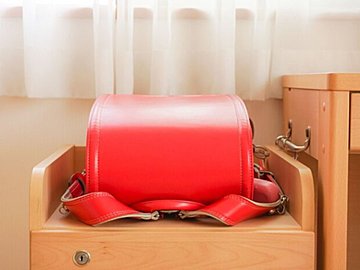 娘のランドセルにすっぽりと入り込む愛猫が可愛すぎると話題に！9.6万件のいいね集まる