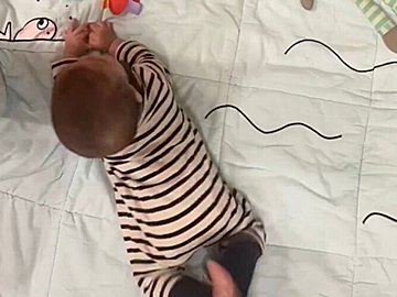 7カ月の赤ちゃんが寝転がったまま自力でロンパースを脱ぐ動画に、3.1万いいね!!器用すぎて「50回くらい再生しました」とリピする人続出！
