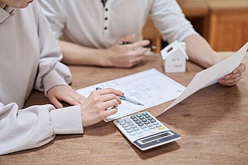 年収700万円台と900万円台【住宅ローン実態】教育費ラッシュに給湯器交換45万に滝汗