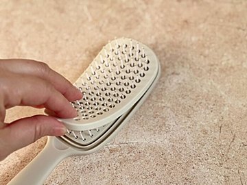 【3COINS】見つけたらすぐ買って！「そうじがしやすいヘアブラシ」でプチストレスを解消！