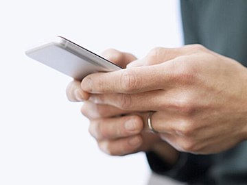 「夫が元カノと連絡を……」これは浮気になる？考えられる危機と回避方法を解説