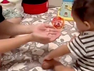 おもちゃを持っている赤ちゃんが「どうぞ」してくれるのは、“ママが1番欲しいもの”!?予想外の行動に胸キュンする人続出