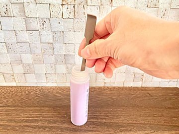 【ダイソー】細いボトルの化粧品も最後まで使える！収納もこまらない便利アイテム