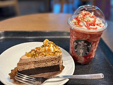 【スタバ】甘酸っぱさとプチプチ食感がたまらない…！ホリデーシーズン限定フラペチーノ
