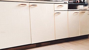 【賃貸DIY】初心者でも簡単！わずか15分でキッチンをポップに模様替え