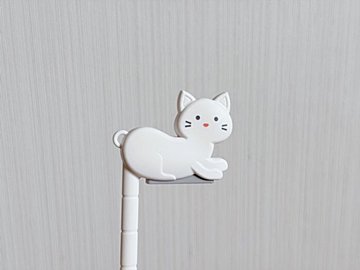 【ダイソー】見つけたらすぐ買って！外出先のバッグ置き場問題を「猫が支えてくれるアイテム」で解決！