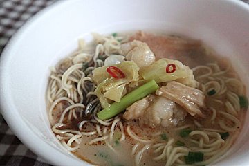 【超絶美味】セブンの300円のハイクオリティカップ麺をカロリー増し増しで悪魔的アレンジしてみた！