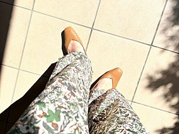 “夏バッグ・夏靴”の引き際がカギ!?40代が晩夏にダサ見えしない小物の選び方