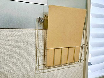 【ダイソー】SNSで大バズり中の『磁石がくっつくスチールタイル』便利な使いかた3選！