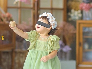 フォトスタジオで撮ったバースデー写真、2歳娘がルンルンのあまり“宙に浮いている”!?「天使の羽が見える」「妖精のよう」と13万人がほっこり