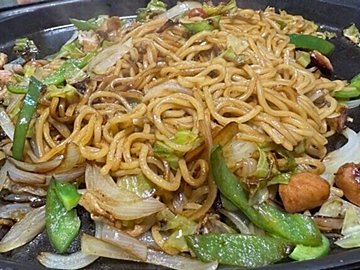 水→普段使っている調味料に変えるだけ！ひと手間でいつもの焼きそばが劇的においしくなる方法