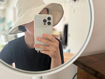 無意識にやっている!?40代の帽子「おば見えコーデ」を回避する方法