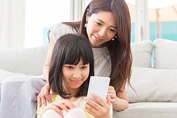 「スマホ依存」「SNSトラブル」子どもにスマートフォンを持たせるときの不安。みんなはどうしている？