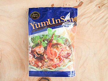 【カルディ】もう外で食べる必要なし！タイのサラダ「ヤムウンセン」をスーパーで買える材料だけで作れる！