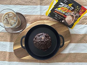 【ファミマ新商品】どこを食べてもチョコ！満足度大の激アツコラボ「ブラックサンダーチョコクッキーシュー」