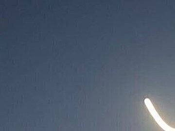 「撮るの下手すぎて」踊るアニサキスになっちゃった!?月を撮影したとは思えない衝撃写真に18万いいねと「例えが秀逸」の声