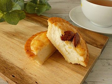 【ファミマ】濃厚チーズがぎゅっと詰まった「バター香る焼きチーズタルト」はほっぺたが落ちるおいしさのご褒美スイーツ