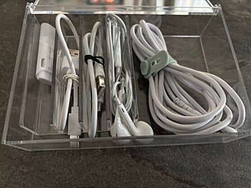 【セリア】ケーブル、タブレットなど置き場所に困るアイテムを一発解決！2種類の「仕切りスタンド」でごちゃつきがちなポイントのスッキリが叶う