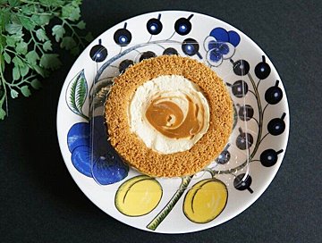 【ローソン】2層のクリーム、ほろにが塩キャラメル感がたまらない「Uchi Café×八天堂　かすたーど＆塩キャラメルロール」