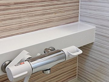 お風呂場のしつこい水垢汚れが驚くほどカンタンに落ちるアイテム