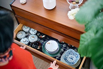 子どもが家を出たら、食器棚はいらない。チェストひとつで広くなったダイニングに花を飾る