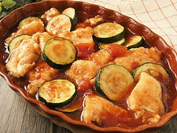 トマト缶を使うと簡単！パパッとつくれてボリュームたっぷり「鶏肉とズッキーニのトマト南蛮漬け」