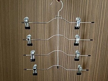 【3COINS】お悩み解決。かさばらず、すっきり収納！4連スカートハンガーが超便利