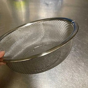 熱湯で洗うのは逆効果!?ザルを清潔に使うために知っておいてほしいこと