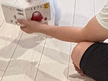 子どもたちに絵本を読んでいたはずの夫が突然、愛猫に読み聞かせ!?「ニャルほど〜」と真剣な顔で聞くにゃんこに1.4万件のいいね