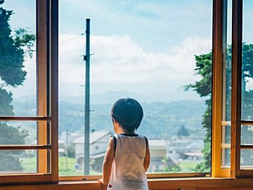 「あわてて大きくならなくていいからね」末っ子長男くんを撮影したパパの写真にノスタルジーがよみがえる