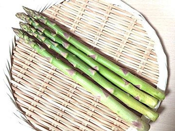 【旬食材】じつは野菜室より冷蔵室がおすすめって知ってた？アスパラガスは細いのと太いのどっちを選ぶべき？失敗しないための野菜ソムリエ解説