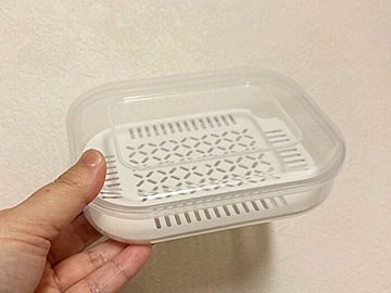 【ダイソー】ムラなく温められる秘密とは？スノコ付冷凍ご飯容器でふっくら美味しく食べられる！