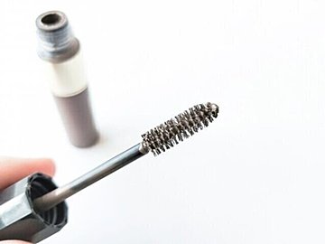 濃い眉さん必見！眉毛の脱色で垢抜け＆時短メイクが叶う