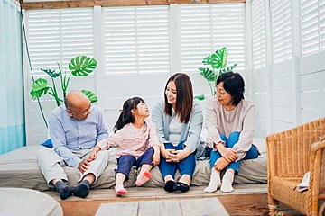 義父母への言葉遣いは敬語？タメ口？タメ口のきっかけは「義父の冗談に入れたツッコミ」という人も！